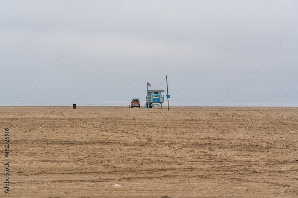 Obraz premium empty beach at Venice Beach, Los Angeles, California - far away on the horizon the lifeguard tower 