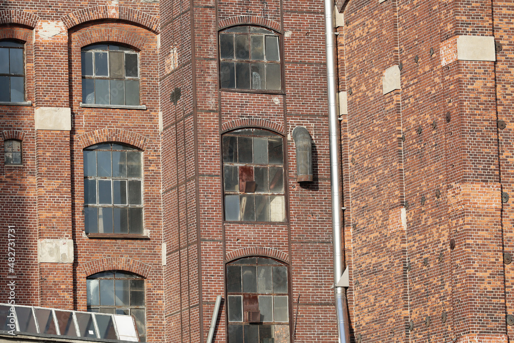 Stara fabryka wybudowana z czerwonej cegły.  - obrazy, fototapety, plakaty 