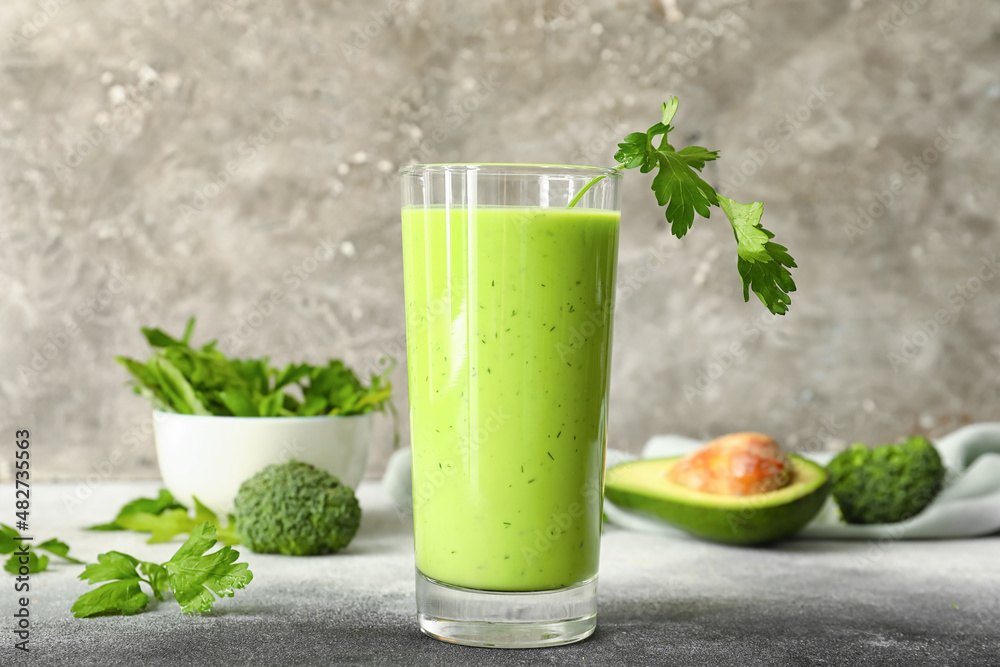 Fototapeta premium Glass of healthy green juice on table