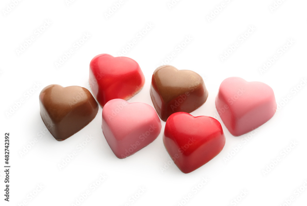 Obraz premium Delicious chocolate candies in shape of hearts isolated on white background