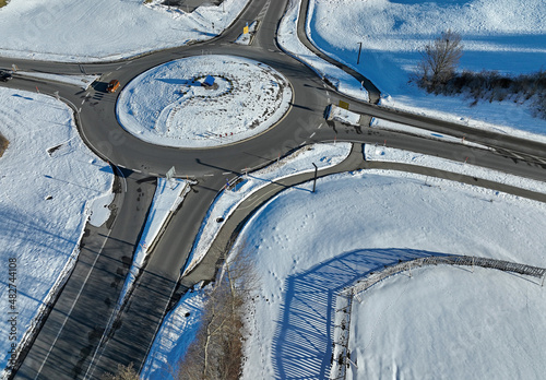 Luftaufnahme mit einer Drohne von einem Kreisverkehr im Winter photo