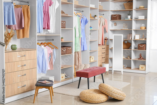 Foto Interior of walk-in closet with stylish clothes