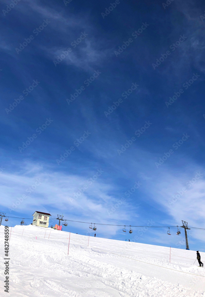青空と日本のスキー場のゲレンデ