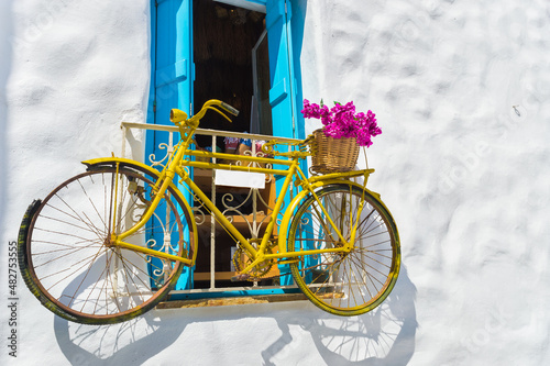 Foto Decorative bicycle hanging from a window in a Greek house on Naxos island, Greec