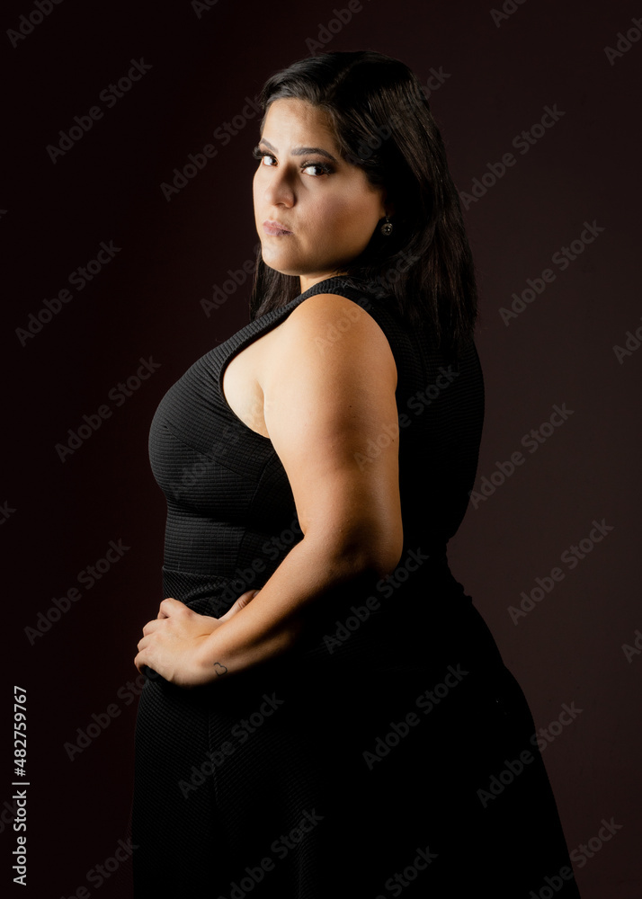 Fototapeta premium Modelo mujer con vestido negro y fondo negro