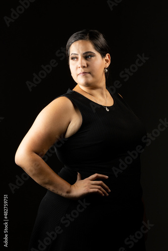 Modelo mujer con vestido negro y fondo negro