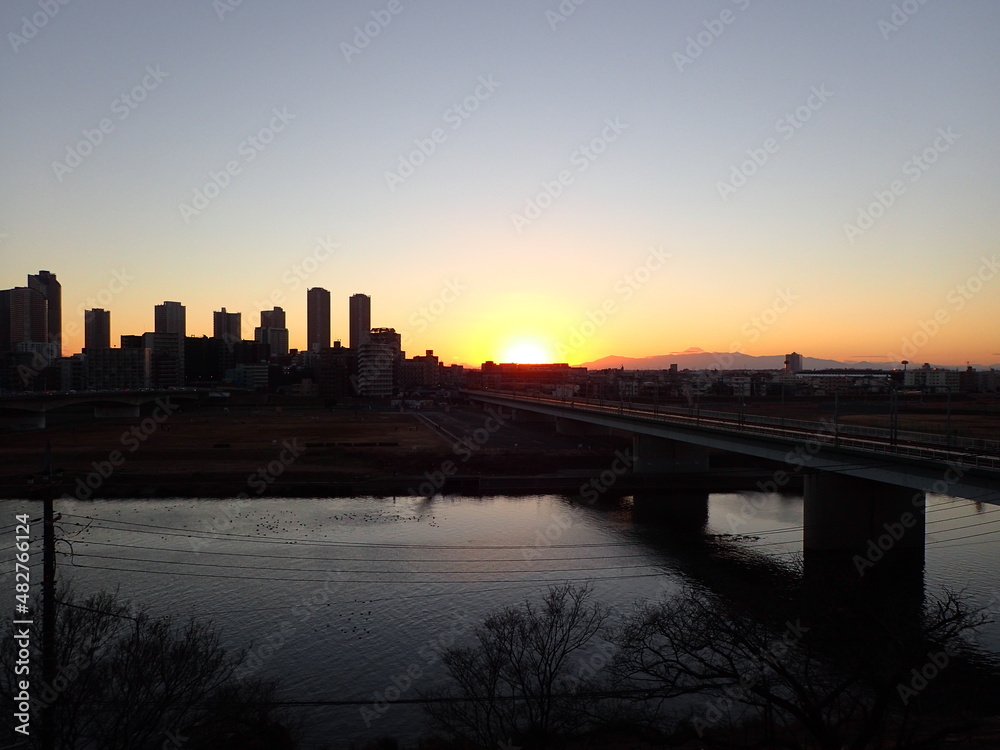 都会の川に沈む夕陽
