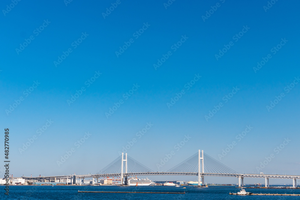 Obraz premium 橋と海と空