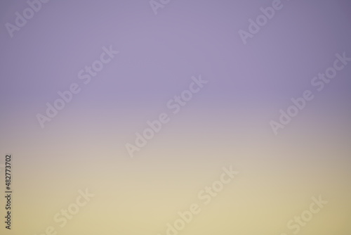 Farbverlauf aus beige und Flieder in horizontaler Anordnung als heller Hintergrund mit sanftem Übergang photo