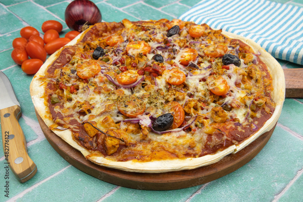 pizza with chicken, cheese and vegetable