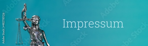 Impressum Recht und Gesetz. Nahaufnahme einer Justitia Statue. Wort auf blauem Untergrund. Panorama