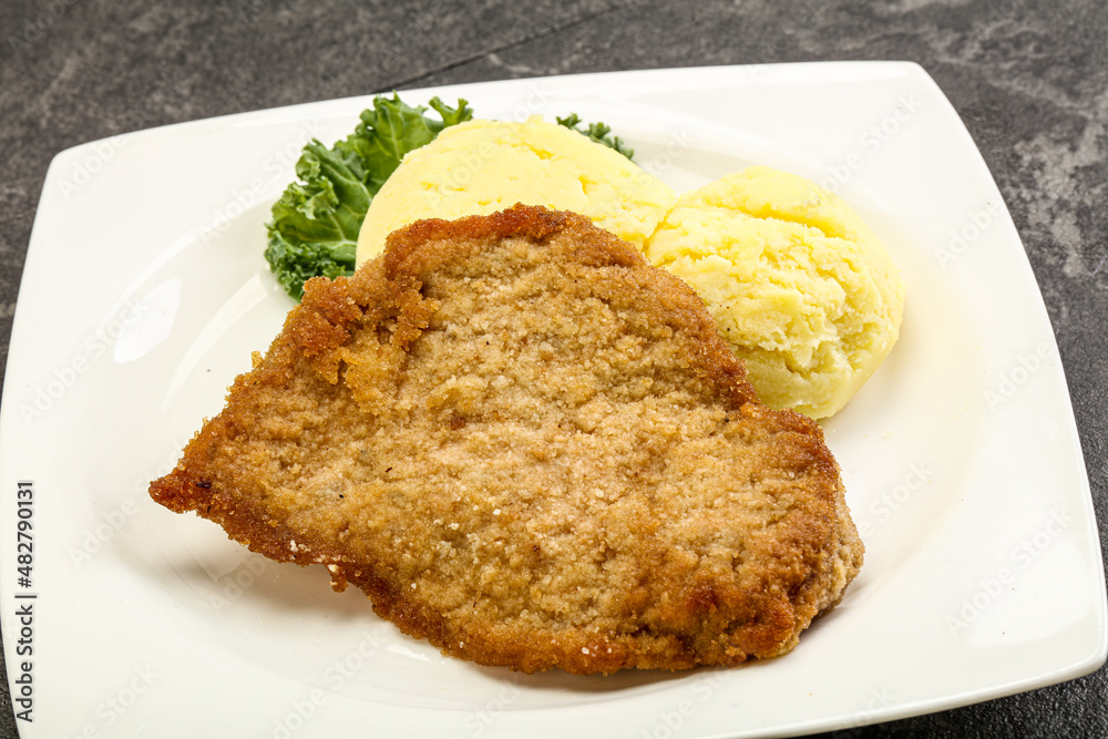 Crispy chicken schnitzel with mashed potato Crispy chicken schnitzel with mashed potato