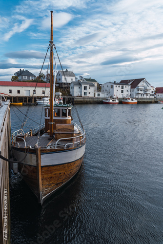 Obraz na płótnie Fishing boat docked in a Norwegian port w salonie