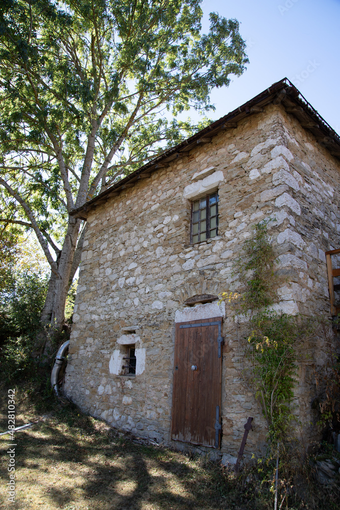 vieille maison avec mur en pierre et un arbre vieille maison avec mur en pierre et un arbre