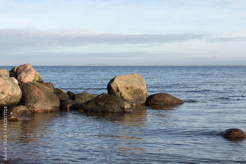 Buhne aus Felsen an der Ostseeküste