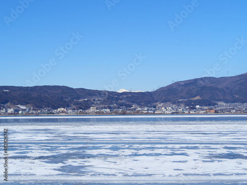 1月下旬（冬） 結氷した快晴の諏訪湖と常念岳 長野県諏訪市