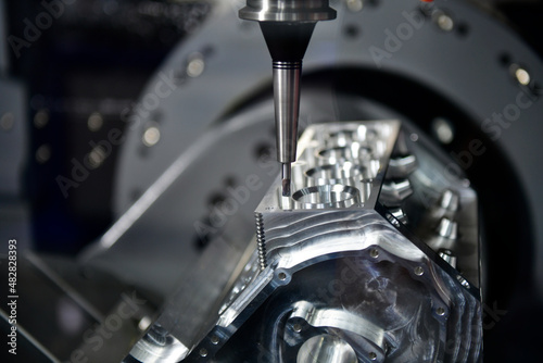 Fotografía The 5-axis CNC mills machines for design configuration that utilizes a swivel he
