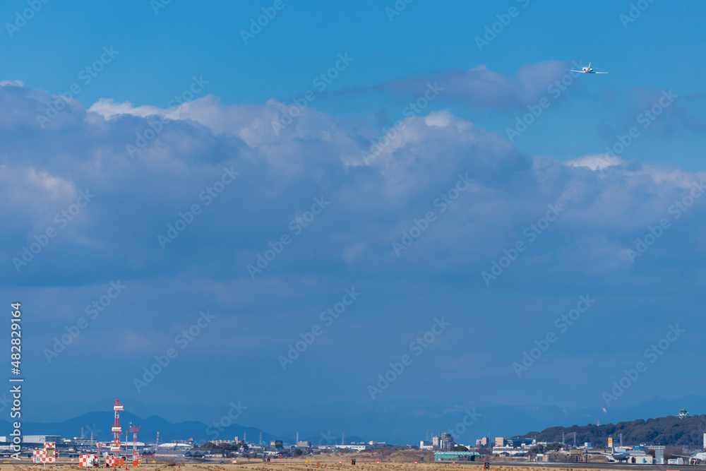 Fototapeta premium 県営名古屋空港の全景と飛んでいる旅客機の姿