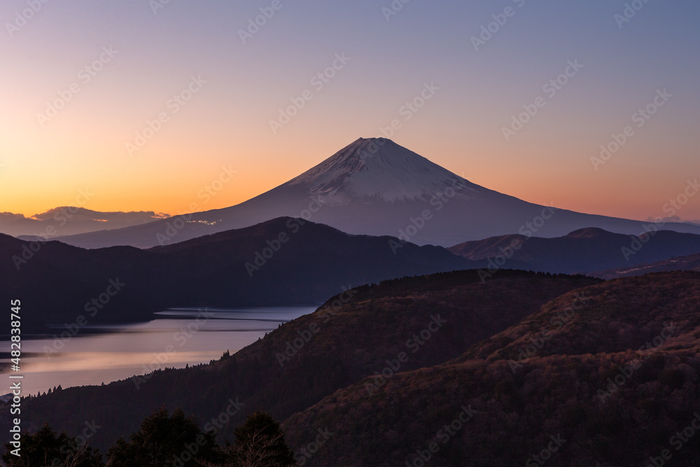箱根大観山から見た夕暮れの富士山・冬