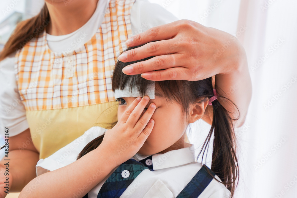 Naklejka premium 体調不良の子供と保育士