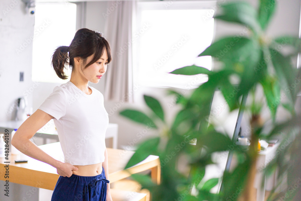 ダイエットをする若い女性 ダイエットをする若い女性