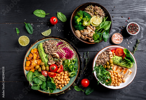 Φωτογραφία Ketogenic diet food, chicken fillet, quinoa, avocado, avocado, feta cheese, quail eggs, strawberries, nuts and lettuce
