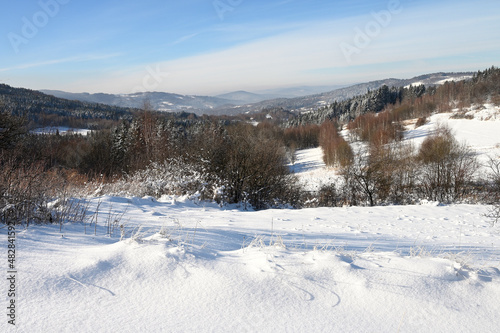 Panorama górskiej doliny w zimowy słoneczny dzień. © Adam