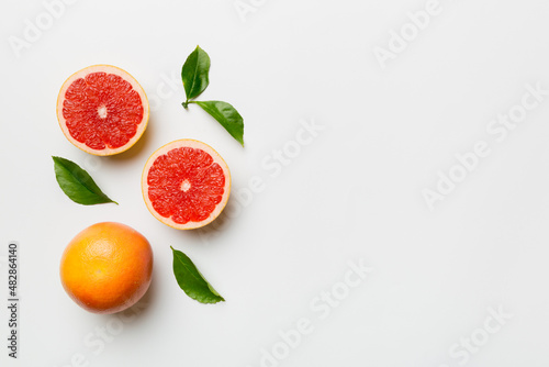 Foto fresh Fruit grapefruit with Juicy grapefruit slices on colored background