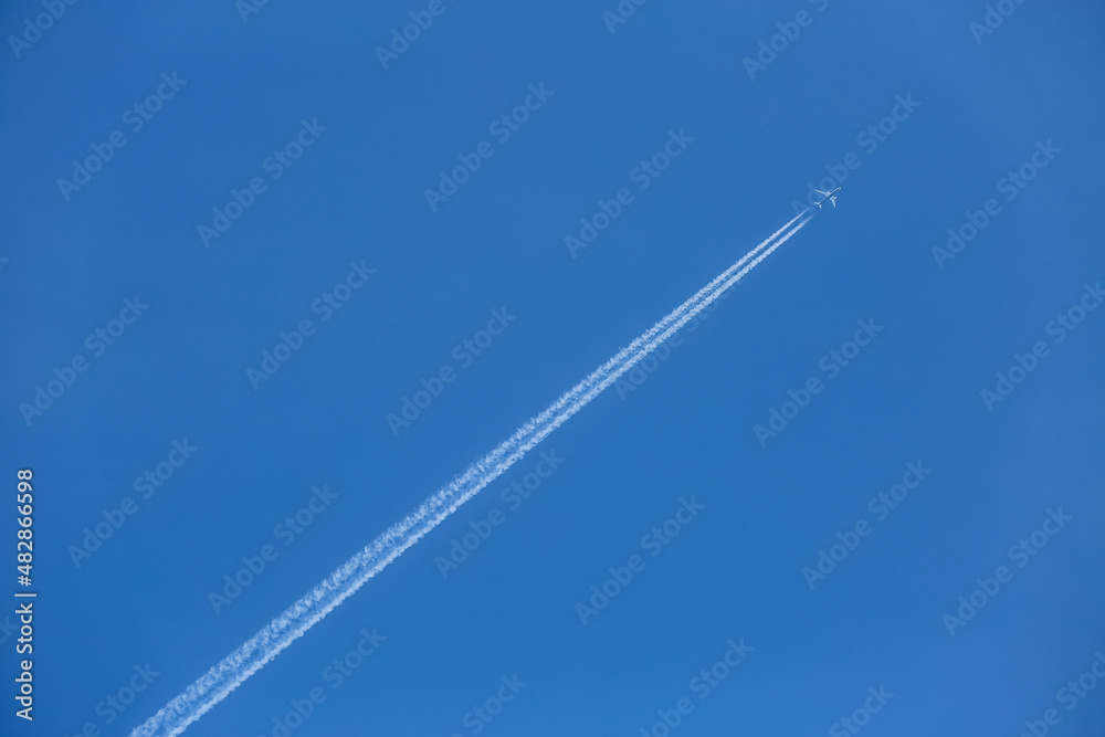 画面を斜めに横切る飛行機雲の軌跡 画面を斜めに横切る飛行機雲の軌跡