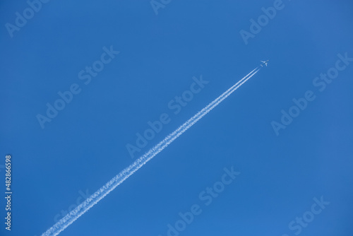 画面を斜めに横切る飛行機雲の軌跡