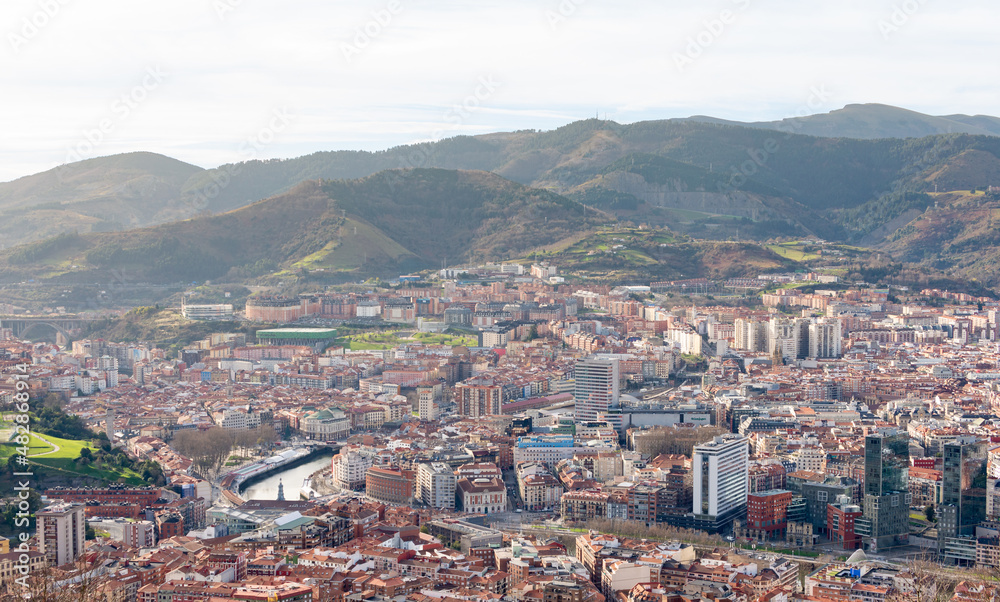 Vista panorámica de Bilbao desde el mirador de Artxanda. Tomada en Bilbao, Vizcaya, en enero de 2022.