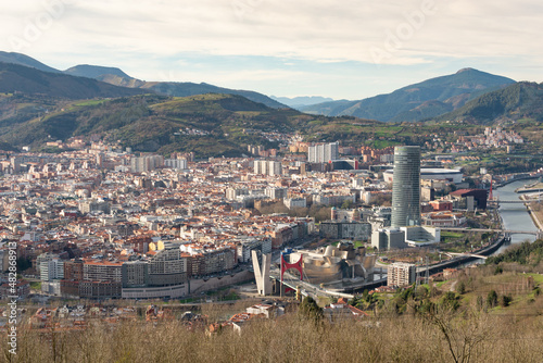 Vista panorámica de Bilbao desde el mirador de Artxanda. Tomada en Bilbao, Vizcaya, en enero de 2022.