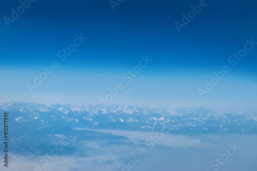 Vue aérienne avec montagnes et ciel bleu © William