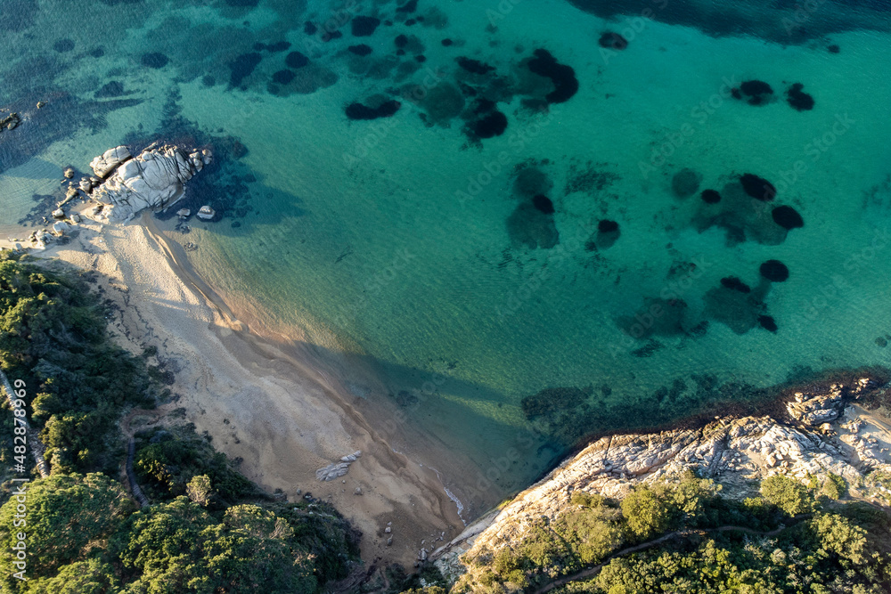 Sardegna: i colori mare di Cala dei Ginepri a Baja Sardinia, borgo turistico nei pressi della Costa Smeralda