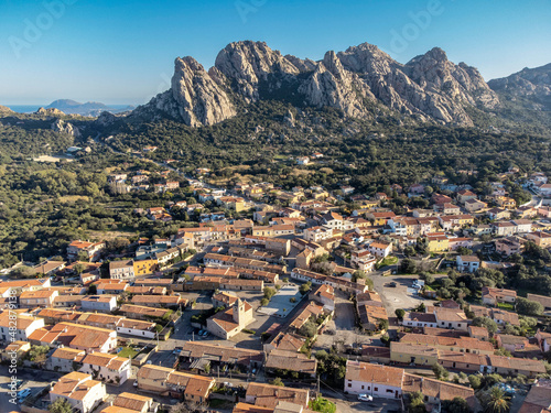 Sardegna, il caratteristico borgo di San Pantaleo, poco distante dalla