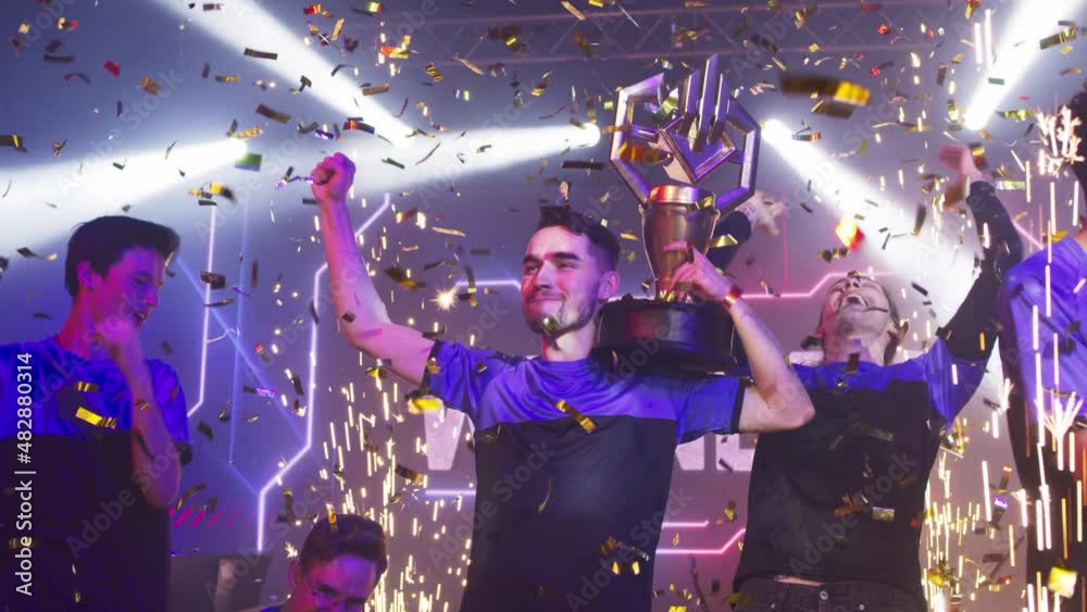 геймер празднует победу в компьютерной игре