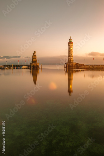 Hafeneinfahrt von Lindau mit Löwe und Leuchtturm