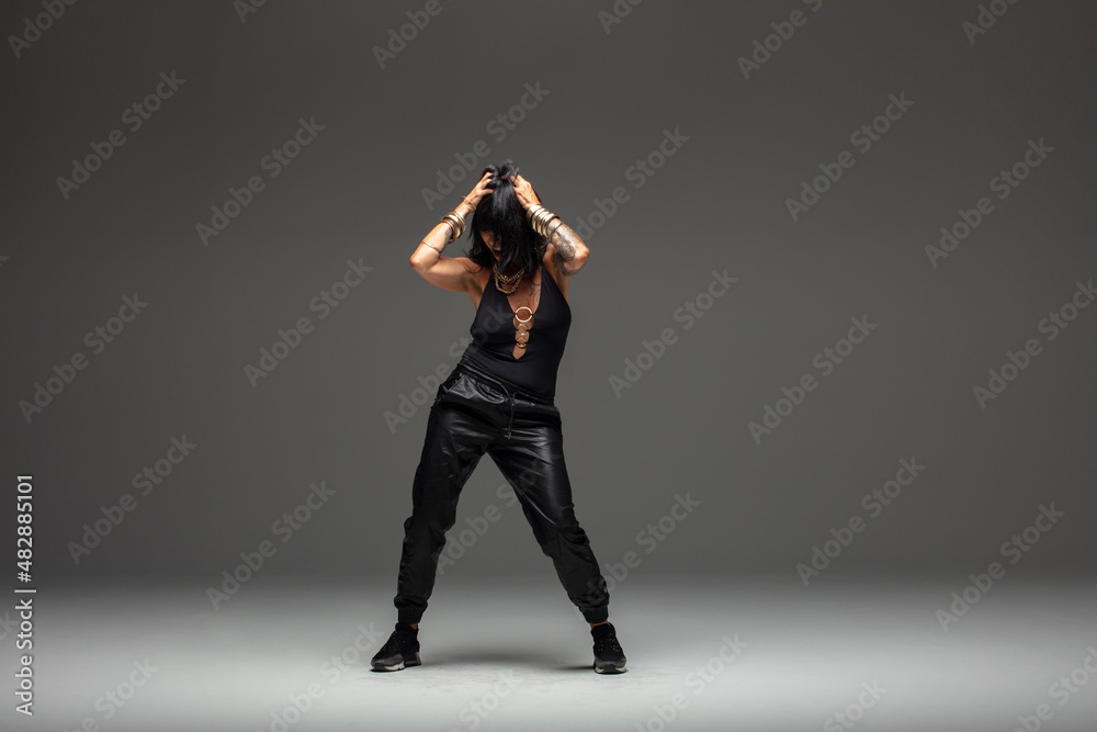 Obraz premium Femme danse noir