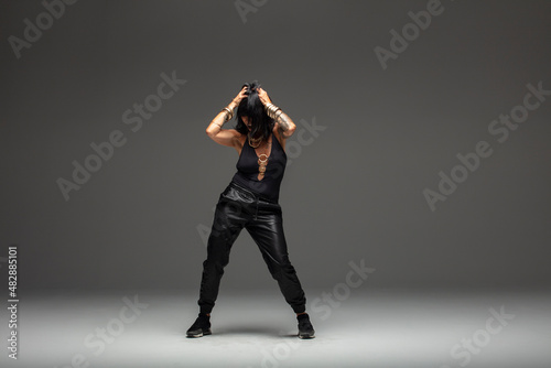 Femme danse noir