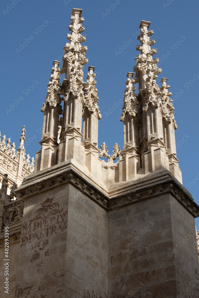Detalles de la entrada del sepulcro de los Reyes Católicos en Granada Detalles de la entrada del sepulcro de los Reyes Católicos en Granada