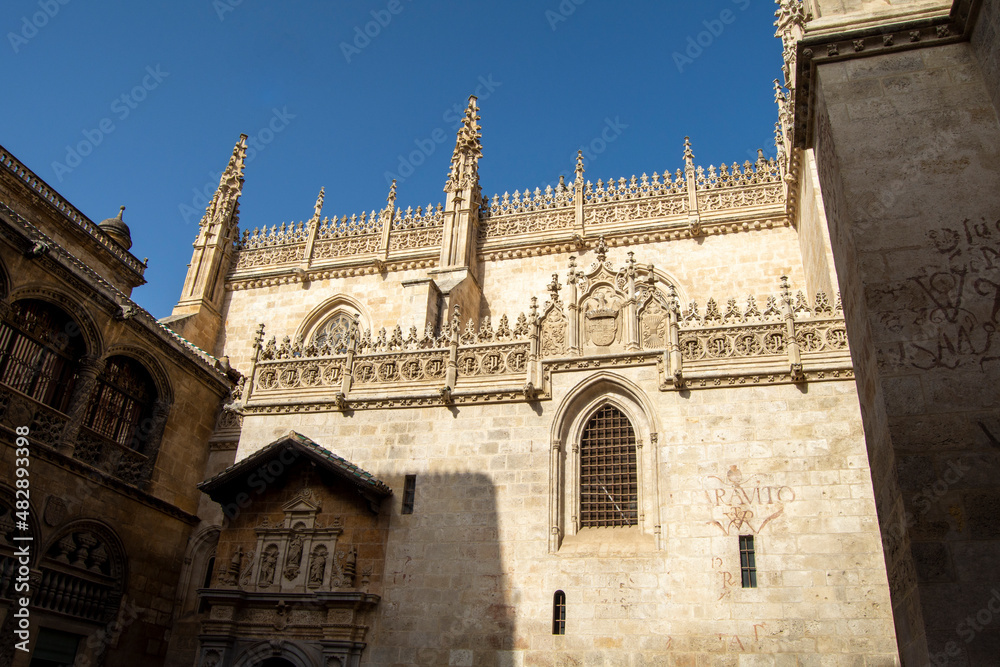 Entrada y fachada de la capilla de los Reyes Católicos en Granada