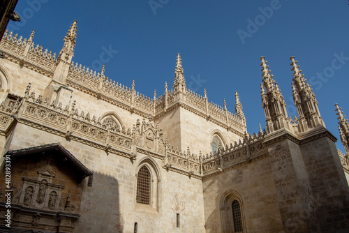 Arquitectura de la entrada del sepulcro de los Reyes Católicos en Granada