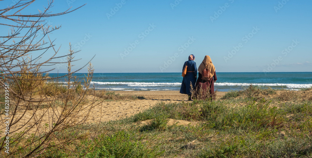Dos mujeres mirando el mar