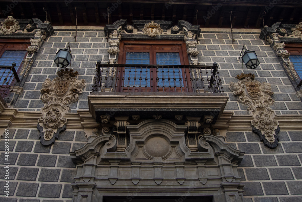 Fachada del Palacio de la Madraza en Granada