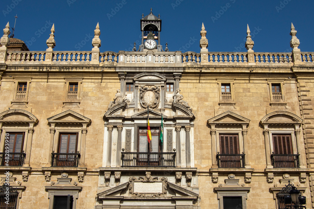 Vista de la fachada del Palacio de la Chancinería en Granada