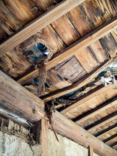 小屋の廃墟の天井