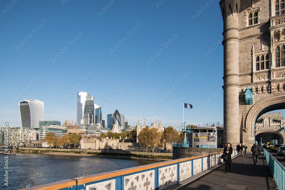 Obraz premium View of the Tower of London and city skyline