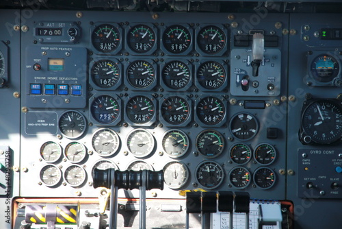 skomplikowany rozbudowany kokpit samolotu pełen czytników zegarów i przycisków