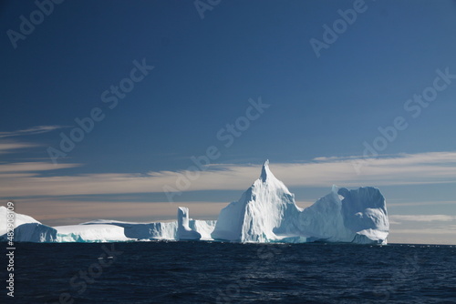 różnokształtne duże góry lodowe na morzu w słoneczny dzień