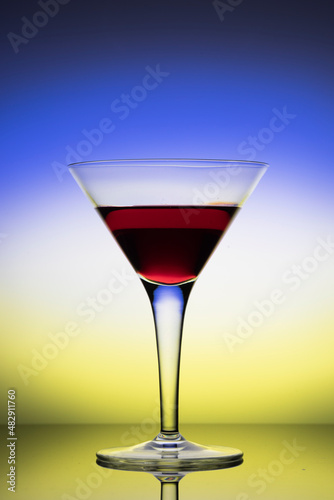 Martini Glas mit roter Füllung